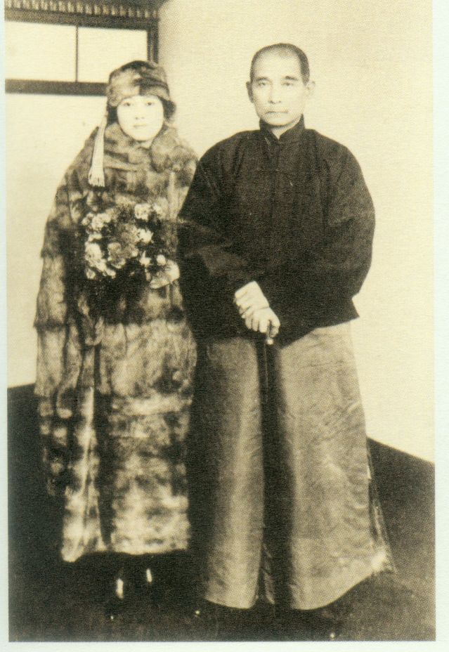 4-2、照片：1924年11月24日孫中山和宋慶齡在神戶的合影。.jpg