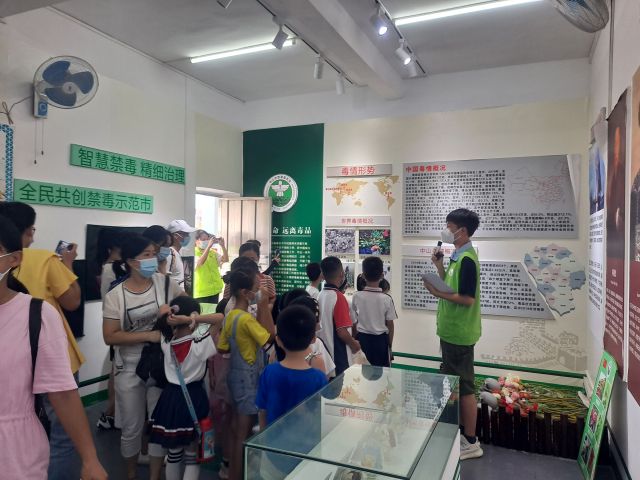 三鄉(xiāng)鎮(zhèn)開展“拒絕毒品，你我同行“禁毒教育基地參觀活動照片1.jpg
